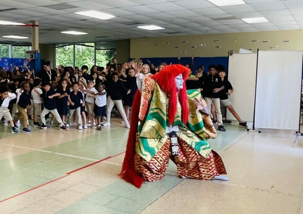 Kabuki performer with an audience of K-6 students